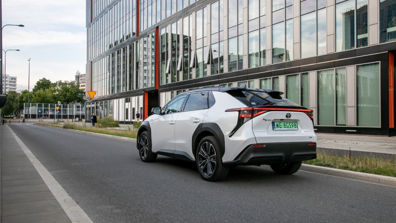 Toyota bZ4X poruszająca po mieście